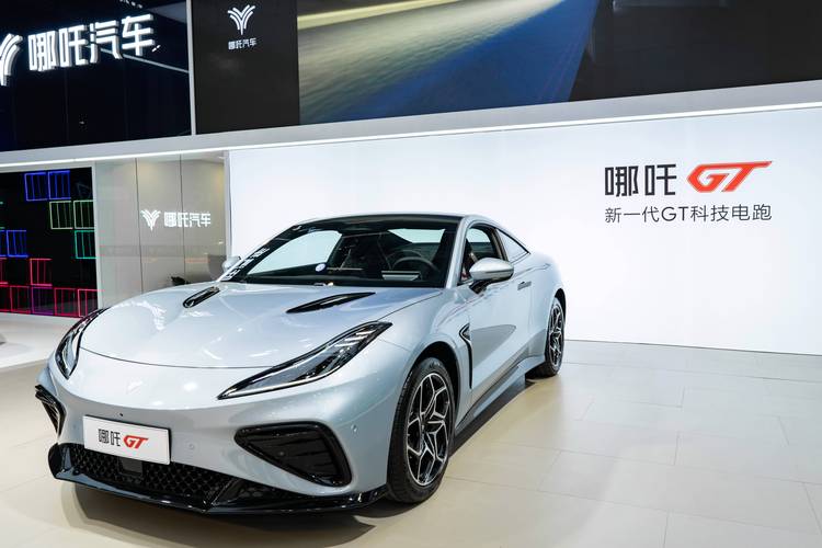 惠州250哪吒汽车在智能汽车领域的表现，领途汽车在新能源汽车市场中的影响力